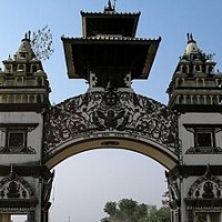 वीरगञ्जको एक गोदाममा छापा मार्दा स्थानीय द्वारा ढुङ्गामुड़ा,