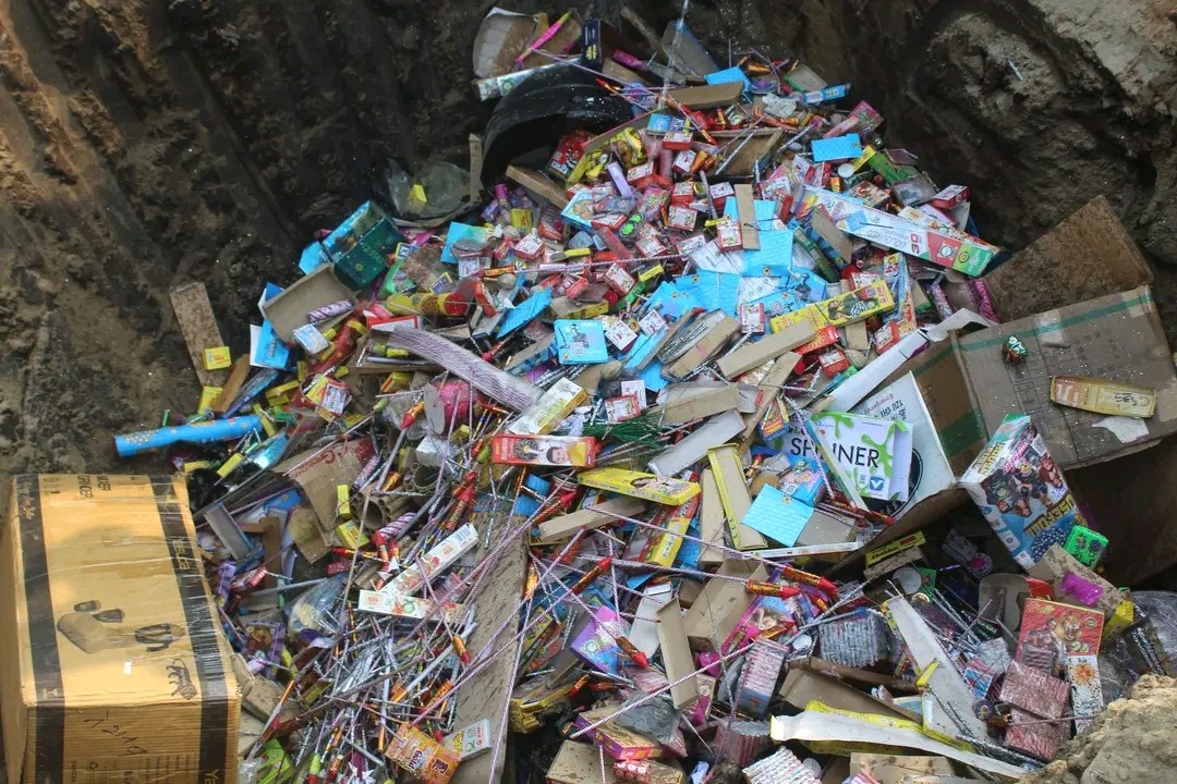 लाखौँको अबैध पटाका तथा पटाका जन्य वस्तुहरू बर्दिया प्रहरी द्वारा नष्ट,
