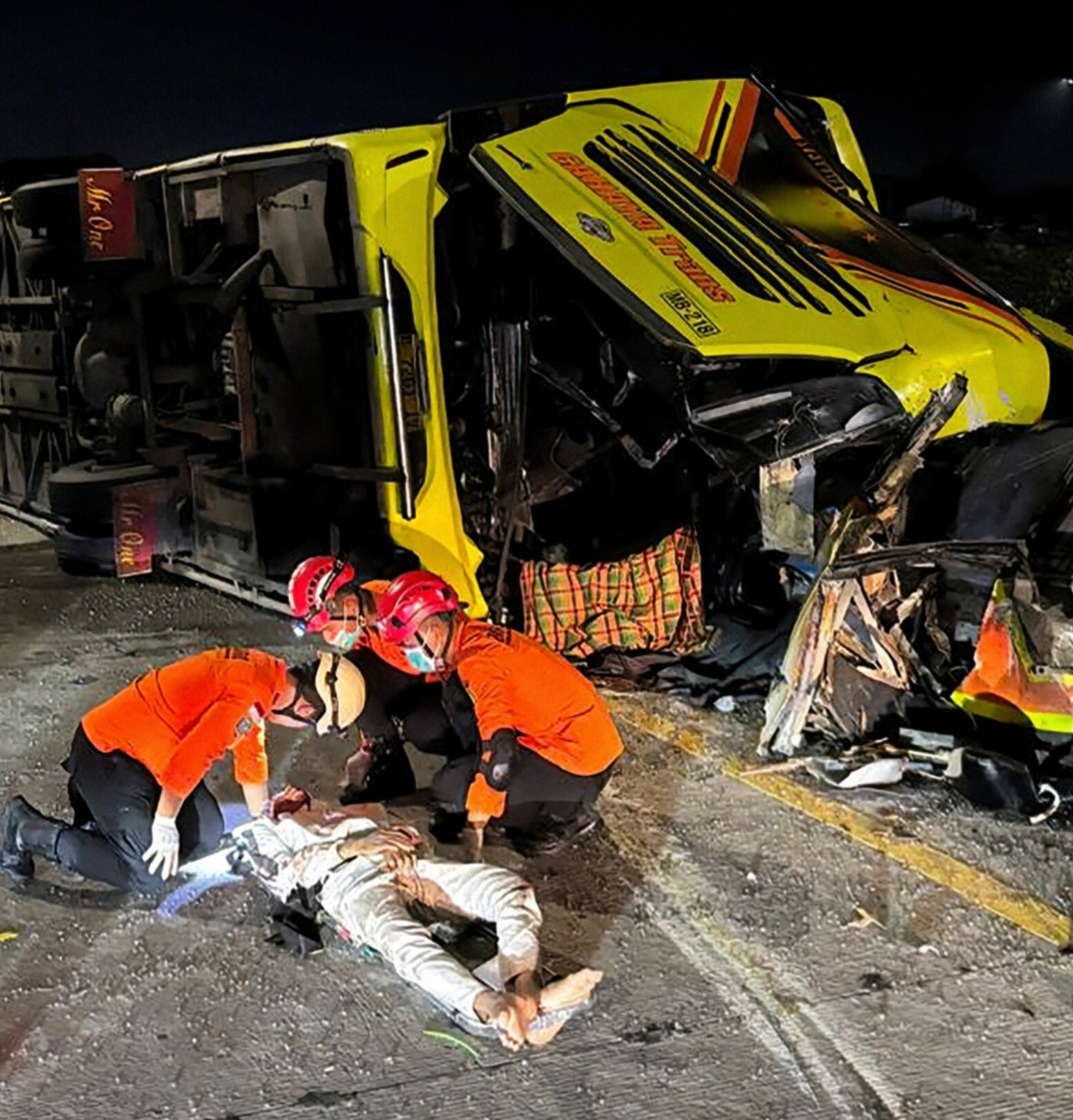 इन्डोनेसियामा बस दुर्घटना हुँदा १६ जनाको मृत्यु,