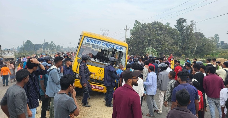 स्कुल बसको ठक्करबाट एक जनाको घटनास्थलमै मृत्यु, पाँच बढी घाइते